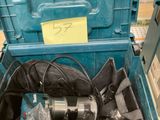 une boîte à outils bleue munie d'une poignée bleue et d'une poignée noire