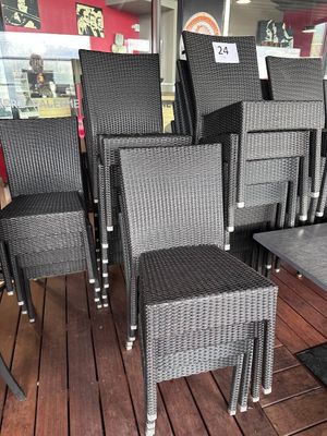 de nombreuses chaises et tables sur la terrasse d'un restaurant