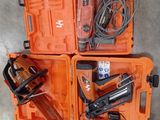 deux coffres à outils orange contenant des outils, posés par terre