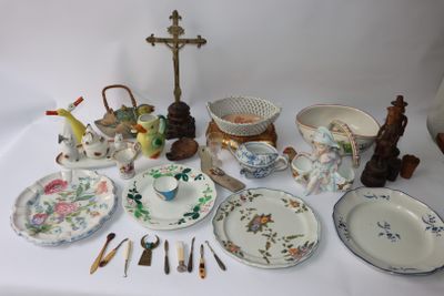 une table sur laquelle sont disposées de nombreuses assiettes et des couverts
