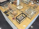 une vitrine en verre au milieu d'une pièce