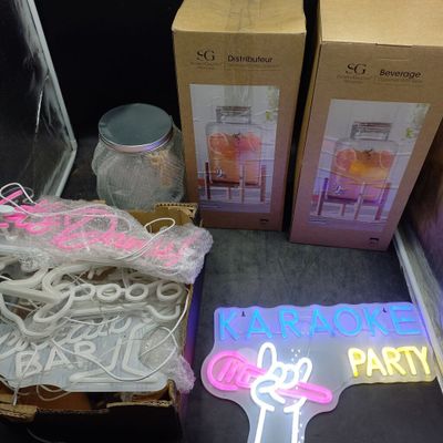 une enseigne lumineuse indiquant « Karaoke Party » à côté de deux cartons portant la mention « Karaoke Party »