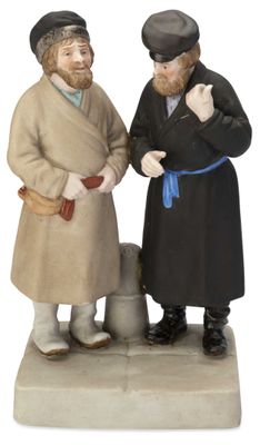 deux figurines représentant deux hommes debout l'un à côté de l'autre
