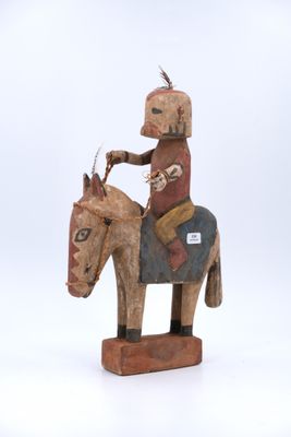 une image représentant une statue en bois d'un homme à cheval