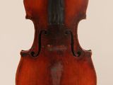 un vieux violon avec un archet accroché à son dos