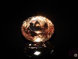 gros plan d'un diamant orange sur une surface noire