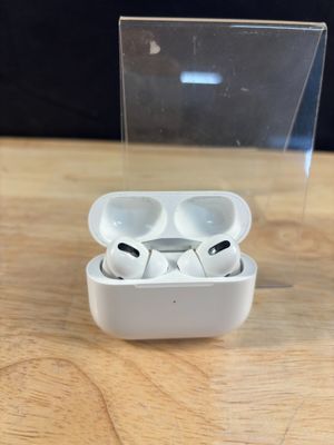 Des AirPods d'Apple sont posés sur une table, dans un étui transparent