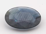 gros plan d'un saphir bleu sur une surface blanche