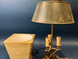une paire de lampes vintage avec leurs abat-jours, sur fond bleu