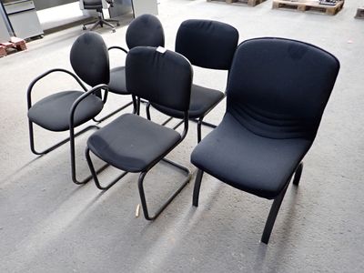 quatre chaises et une table dans une pièce