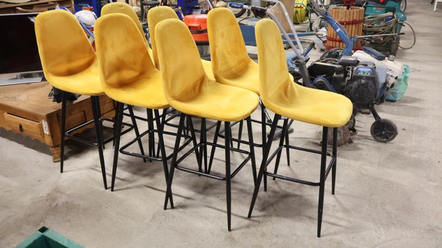 Suite de 7 chaises hautes modernes, tissu velours moutarde