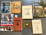 Plusieurs livres sont disposés les uns à côté des autres sur une table.
