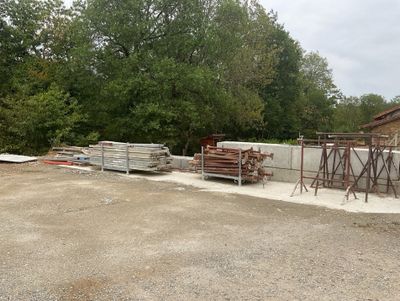 de nombreux engins de chantier qui sont à l'arrêt sur le terrain