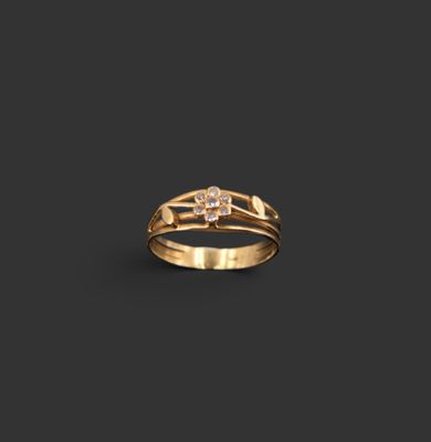 une bague en or avec un diamant serti au centre