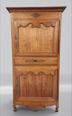 une vieille armoire en bois comportant deux tiroirs et une porte