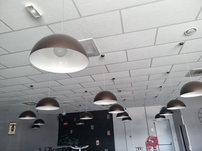 de nombreuses lampes suspendues au plafond d'un restaurant
