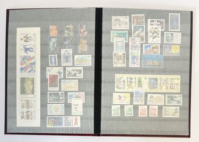 la photo d'un livre avec des timbres