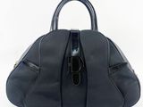 un sac à main en cuir noir sur fond blanc