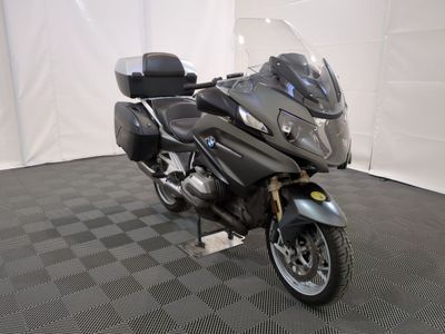 une moto qui est garée dans une pièce dont le sol est en damier