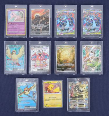 Une collection de cartes à collectionner Pokémon est exposée dans une vitrine.