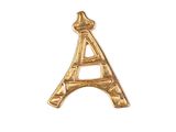un pendentif en forme de lettre « a » plaqué or