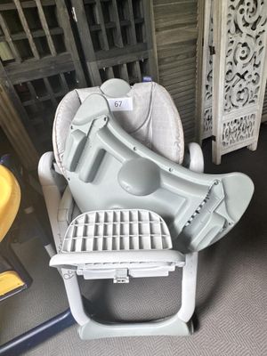 un siège bébé posé par terre