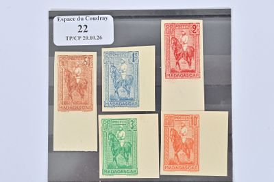 cinq timbres différents dans une vitrine posée sur une table