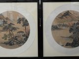 deux tableaux asiatiques représentant des montagnes et des arbres, dans un cadre noir