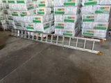 des cartons de papier toilette empilés sur un rayonnage dans un entrepôt