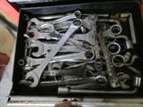de nombreuses clés dans une boîte à outils posée par terre