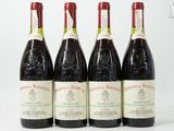 quatre bouteilles de vin sont alignées sur une surface blanche