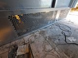 un climatiseur sale posé au milieu du sol