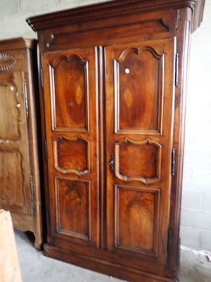 Armoire en chêne ouvrant à deux vantaux, à 3 panneaux, corni…