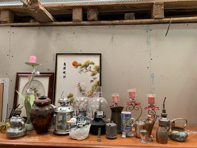 Lot de bibelots et divers : bougeoirs, lampes et divers