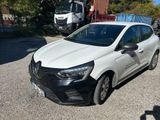 une voiture blanche garée dans un parking