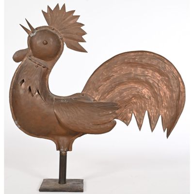 une photo représentant une sculpture métallique en forme de coq posée sur un socle métallique