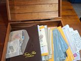 une boîte en bois remplie de papiers et d'autres objets, posée sur une table