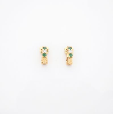 une paire de boucles d'oreilles en or serties d'émeraudes