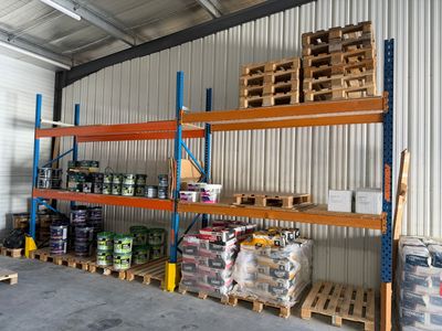 de nombreuses palettes de peinture sur les étagères du garage