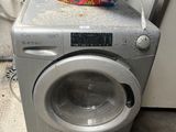 une machine à laver sur laquelle est posé un paquet de chips
