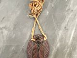 une photo d'un collier orné d'un oiseau