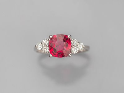 une bague à trois pierres, composée d'un rubis et de diamants