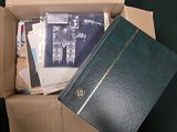 une boîte remplie de livres, avec un classeur à l'intérieur