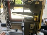 une machine posée sur le sol d'une pièce