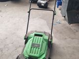 une photo d'une tondeuse à gazon dans un garage
