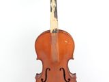 un vieux violon posé sur une surface blanche