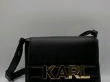 sac à main en cuir noir orné du logo « Karl » doré sur le devant