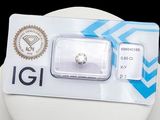 un diamant dans l'emballage, posé sur une assiette