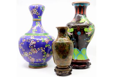 CHINE, XXe siècle Ensemble de trois vases en cuivre émaillé …