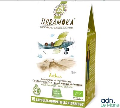 un sachet de thé posé sur une table